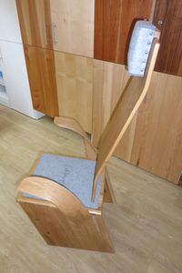 Stuhl mit ergonomischer R&uuml;cken- und Armlehne (4)
